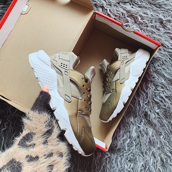 Nike Shoes - Nike air huarache run prm txt sneakers